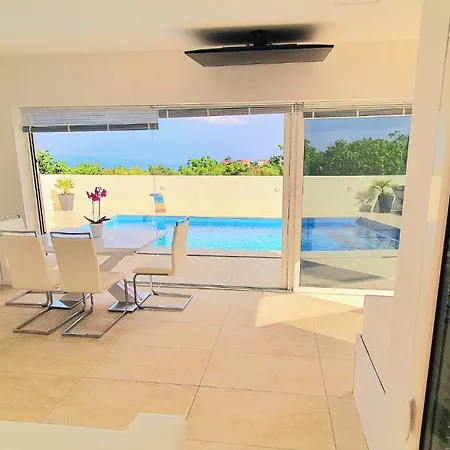 Luxury With Jacuzzi And Swimming Pool אופטיה