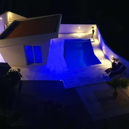 Luxury With Jacuzzi And Swimming Pool וילה *