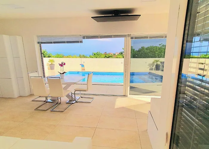 Luxury With Jacuzzi And Swimming Pool Abbázia