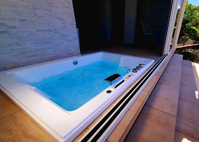 Luxury With Jacuzzi And Swimming Pool Abbázia