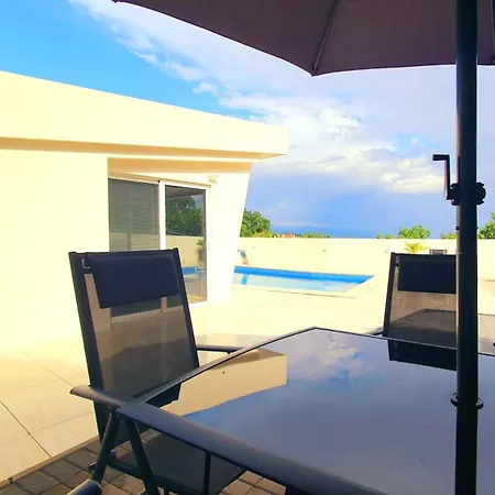 Villa Luxury With Jacuzzi And Swimming Pool