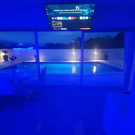Villa Luxury With Jacuzzi And Swimming Pool
