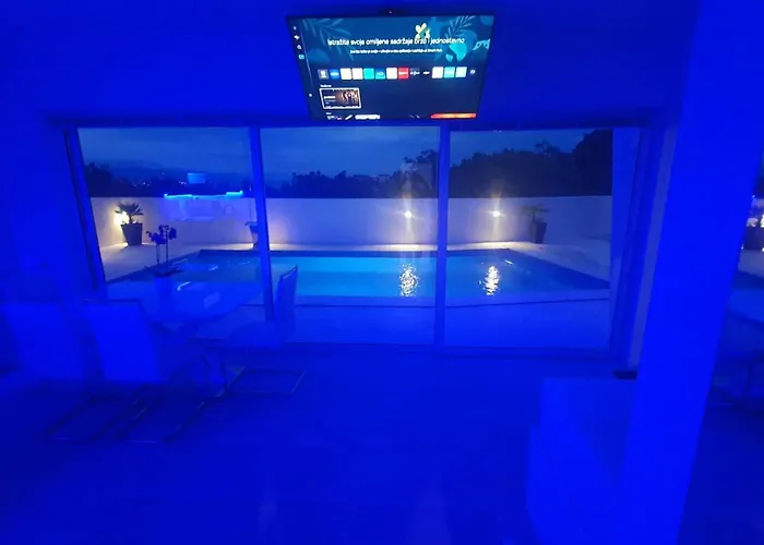 Villa Luxury With Jacuzzi And Swimming Pool