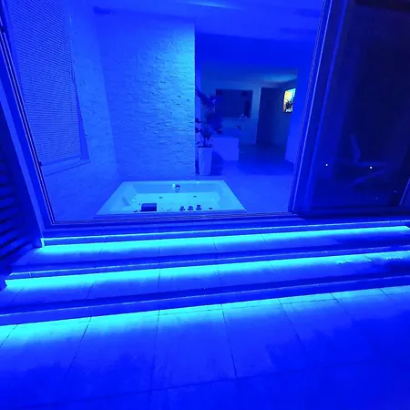 Luxury With Jacuzzi And Swimming Pool *