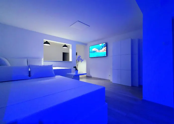 Luxury With Jacuzzi And Swimming Pool Willa