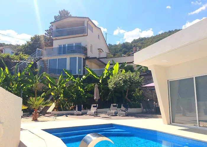 Luxury With Jacuzzi And Swimming Pool Willa